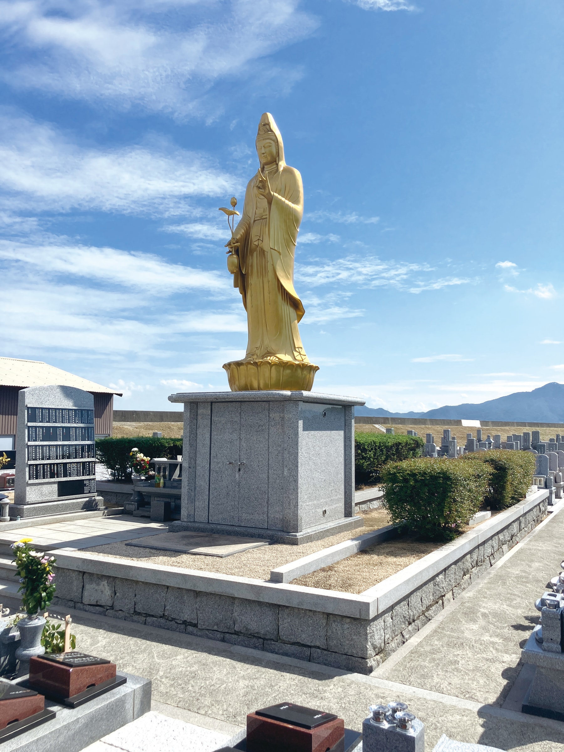 岡南霊園の観音像