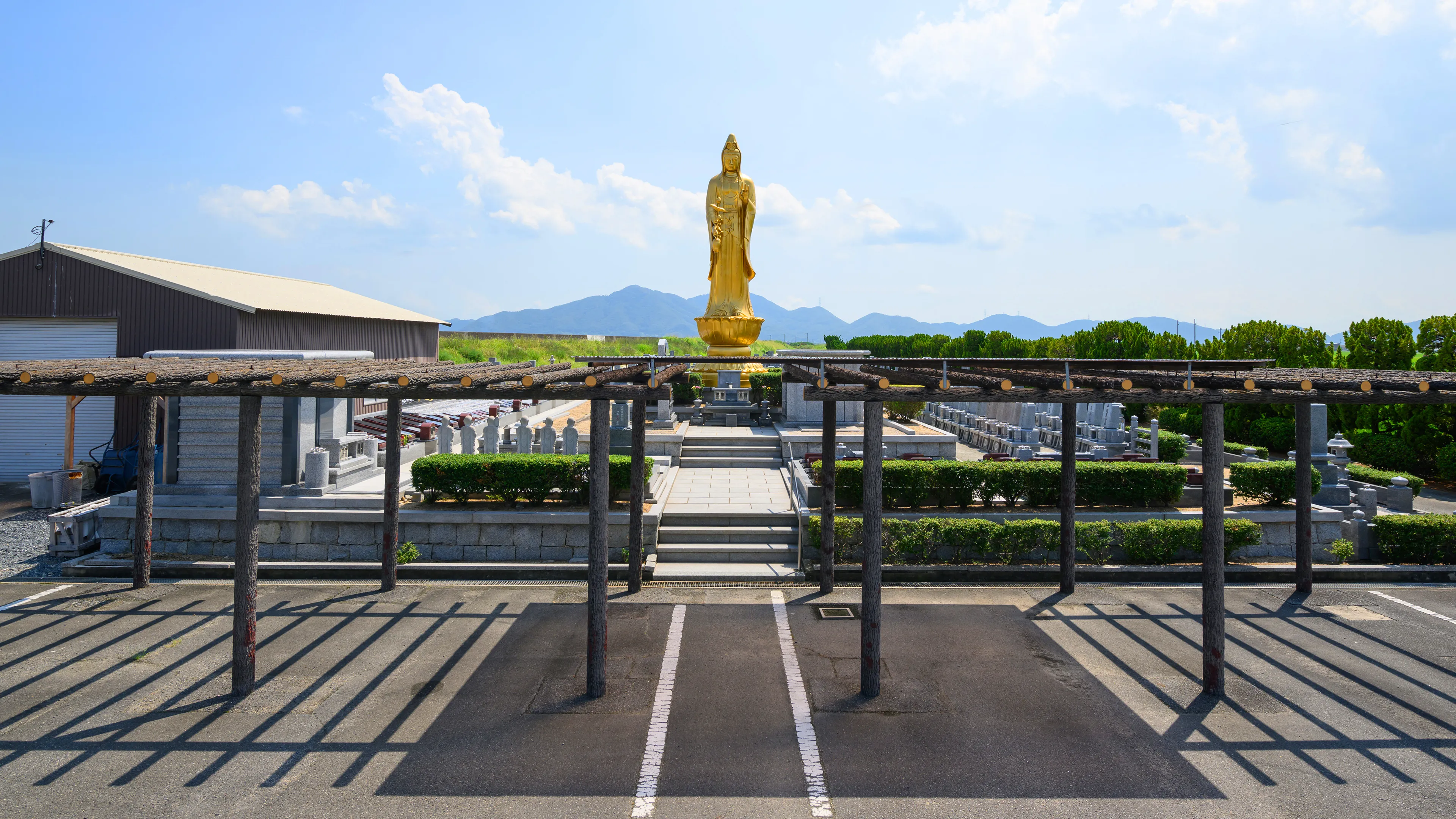 観音像のある岡南霊園